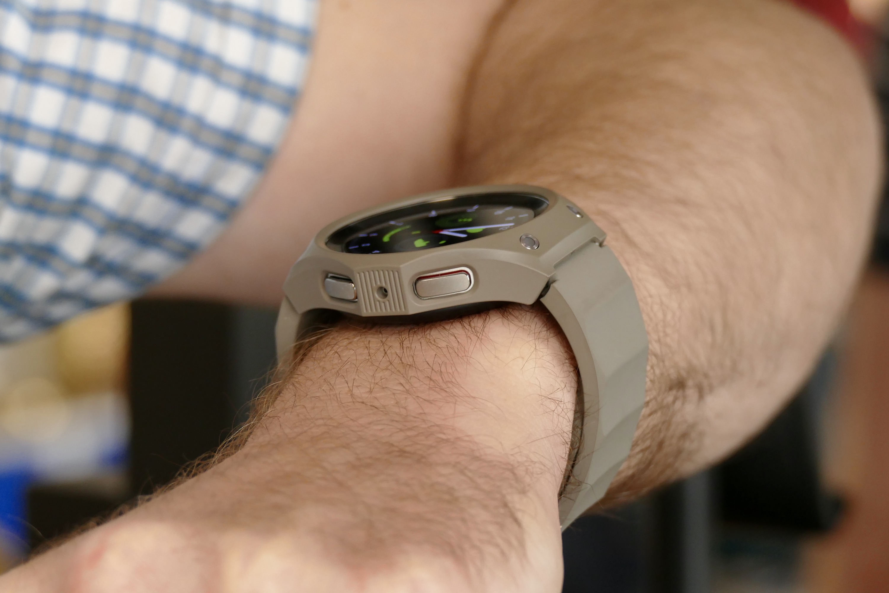 Samsung Galaxy Watch 5 Pro usado no pulso de um homem, com seu estojo resistente.