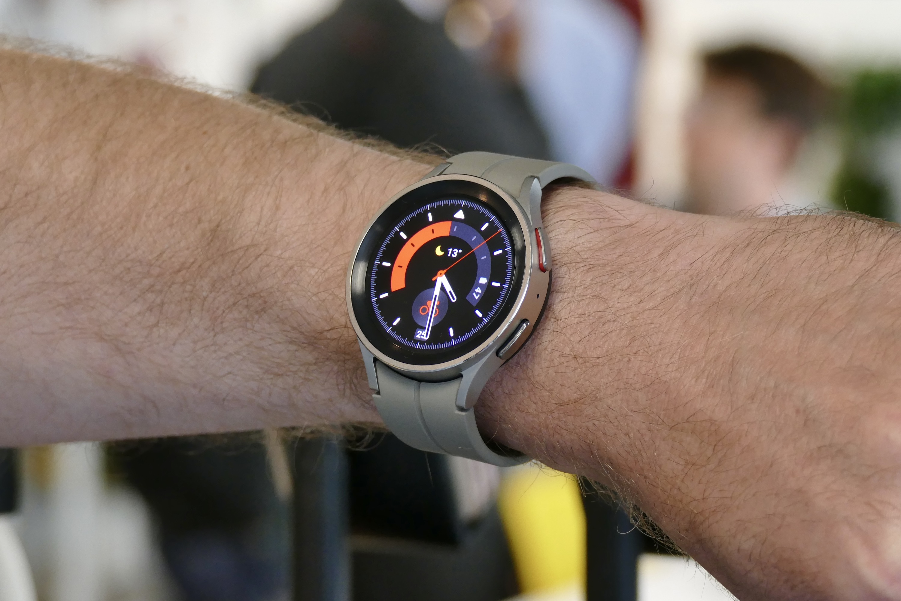 Samsung Galaxy Watch 5 Pro usado no pulso de um homem.