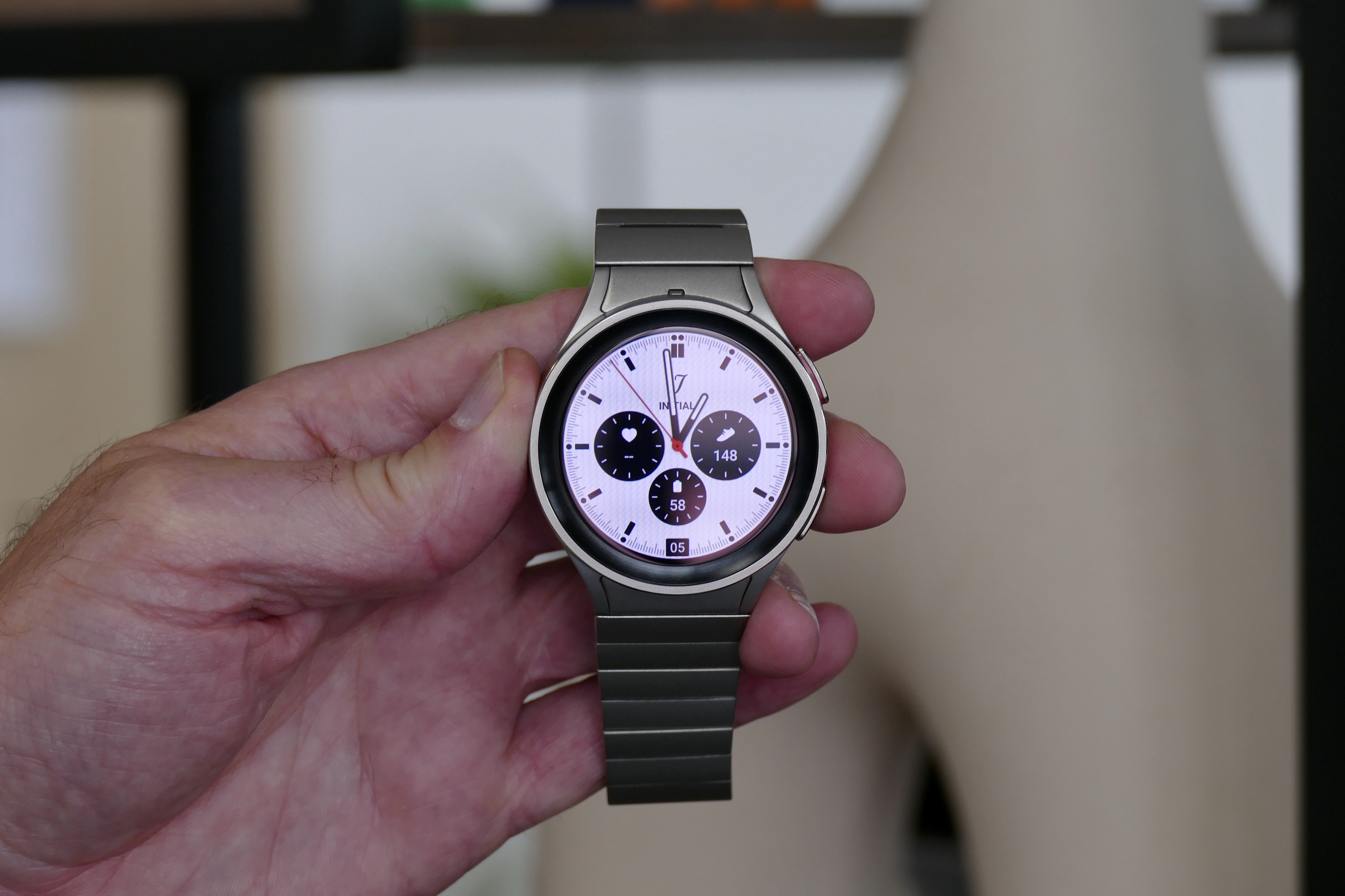 Samsung Galaxy Watch 5 Pro با بند فلزی.