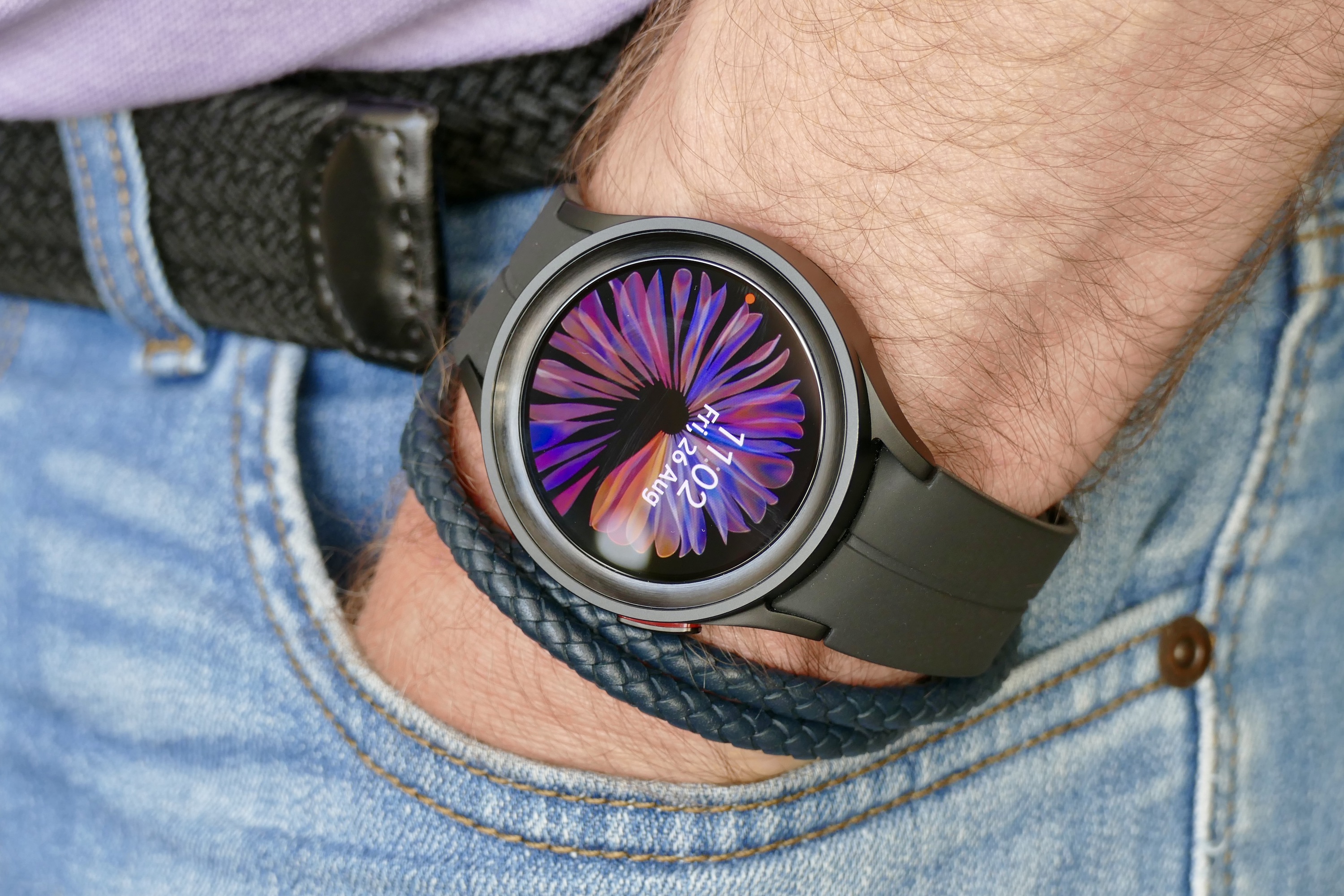 Homem usando um Galaxy Watch 5 Pro.