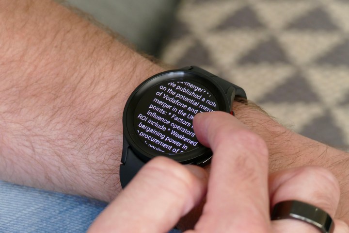 Vérification d'une notification sur la Galaxy Watch 5 Pro.