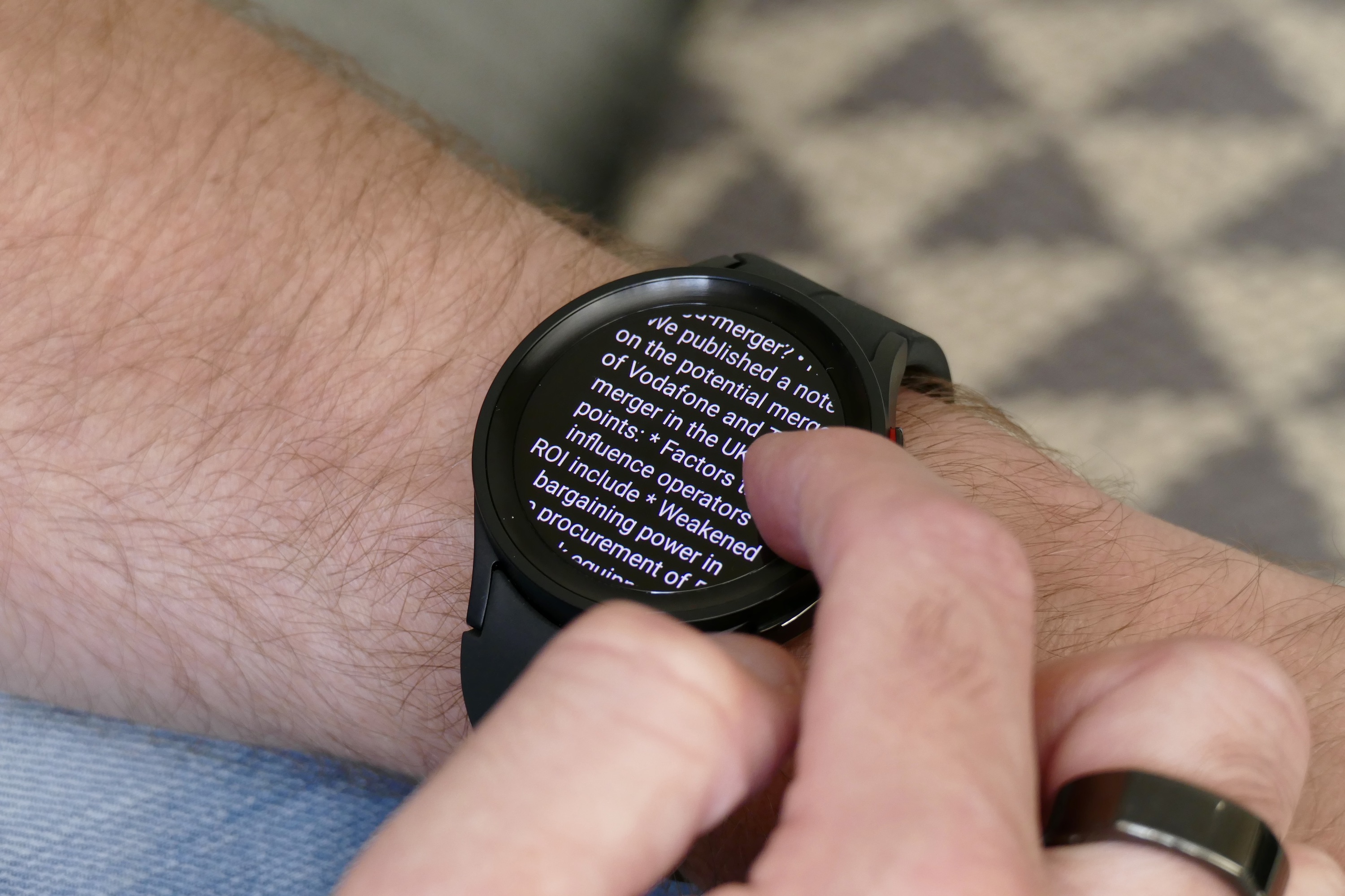 Controllo di una notifica sul Galaxy Watch 5 Pro.