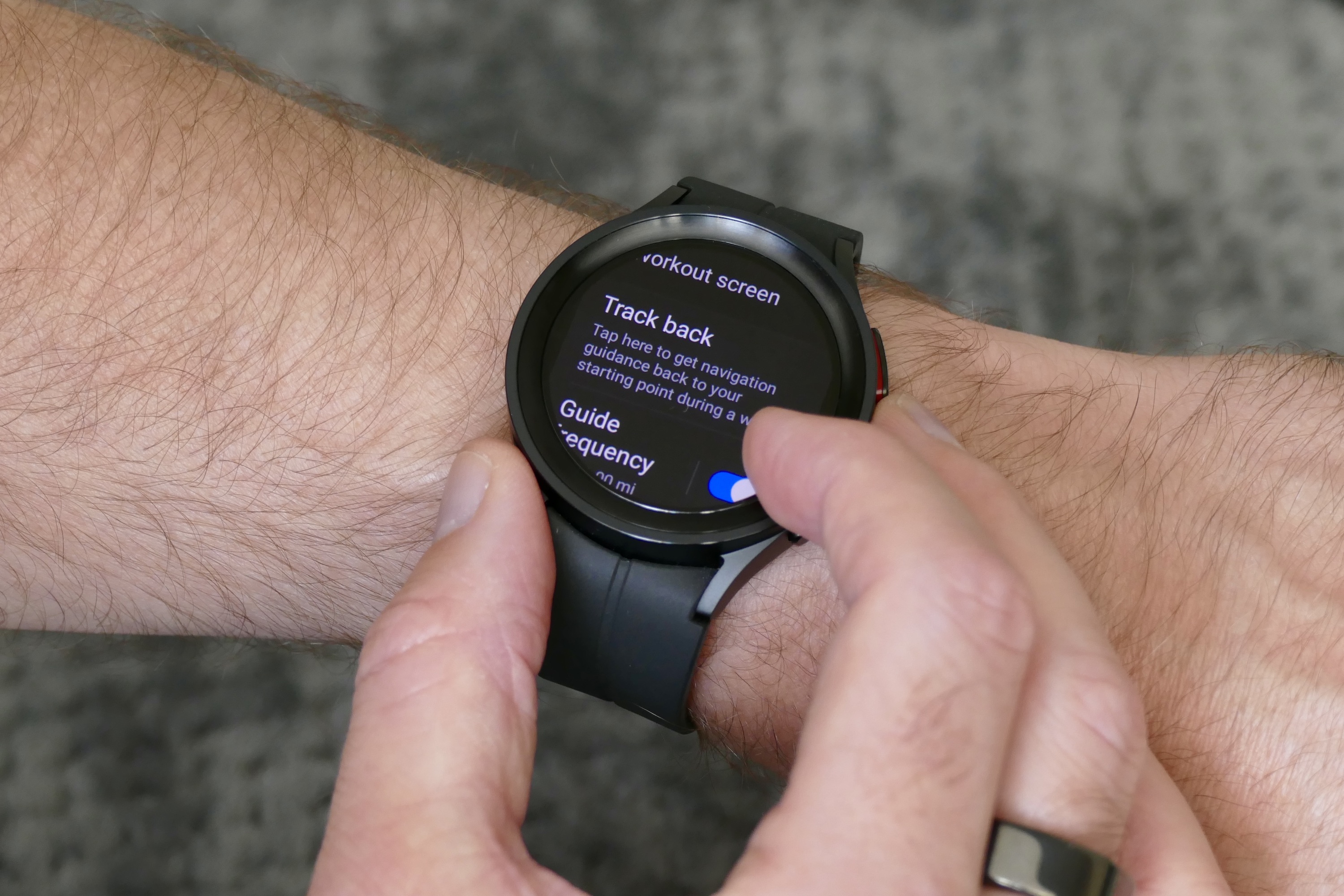 Activating the Track back feature on the Galaxy Watch 5 Pro.