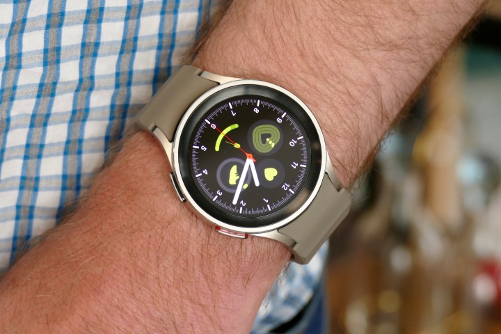 Samsung Galaxy Watch 5 Pro بر روی مچ مردانه پوشیده شده است.