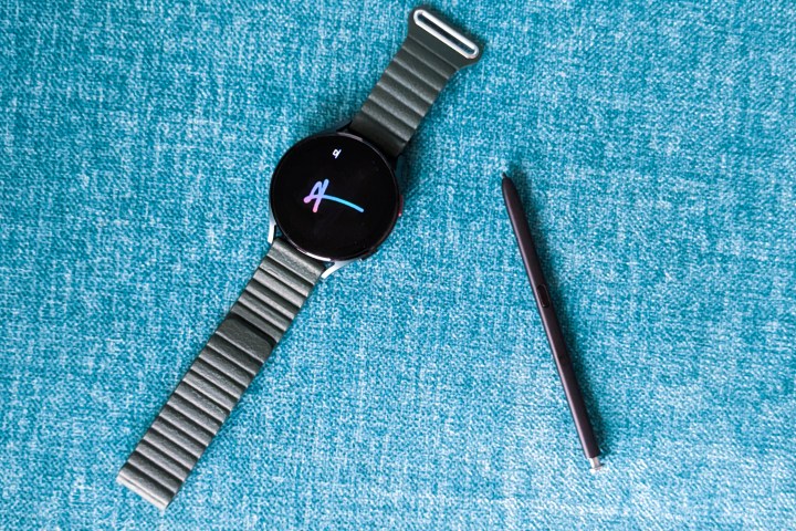 Samsung Galaxy Watch 4 con S Pen di Galaxy S22 Ultra su sfondo blu.