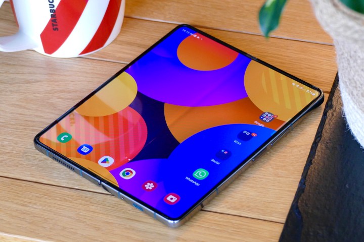 Galaxy Z Fold 4's open screen and wrinkles.