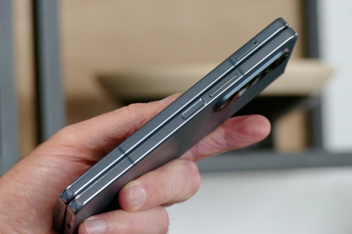 Il pulsante di accensione e i controlli del volume del Galaxy Z Fold 4.