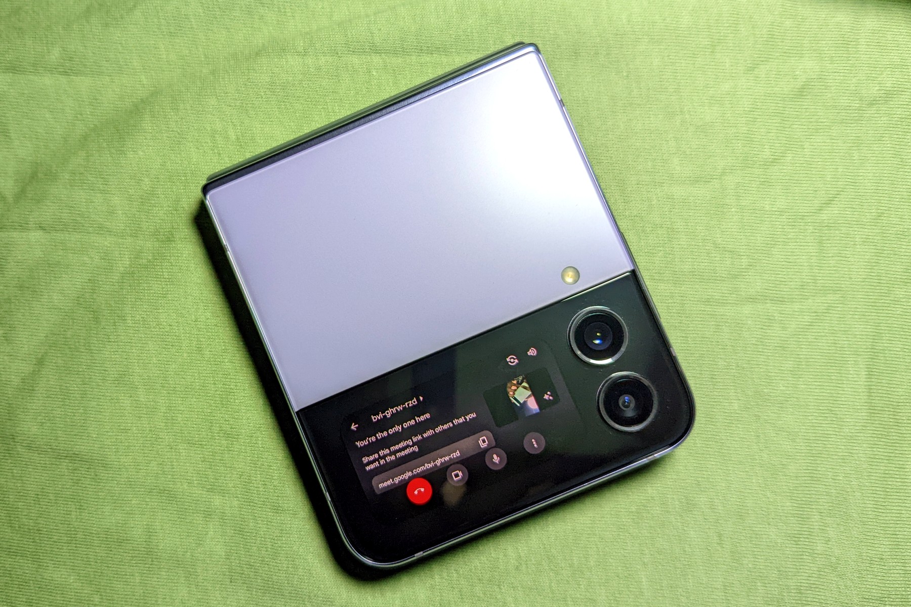 Samsung Galaxy Z Flip 4 พร้อม CoverScreen OS และการซูม
