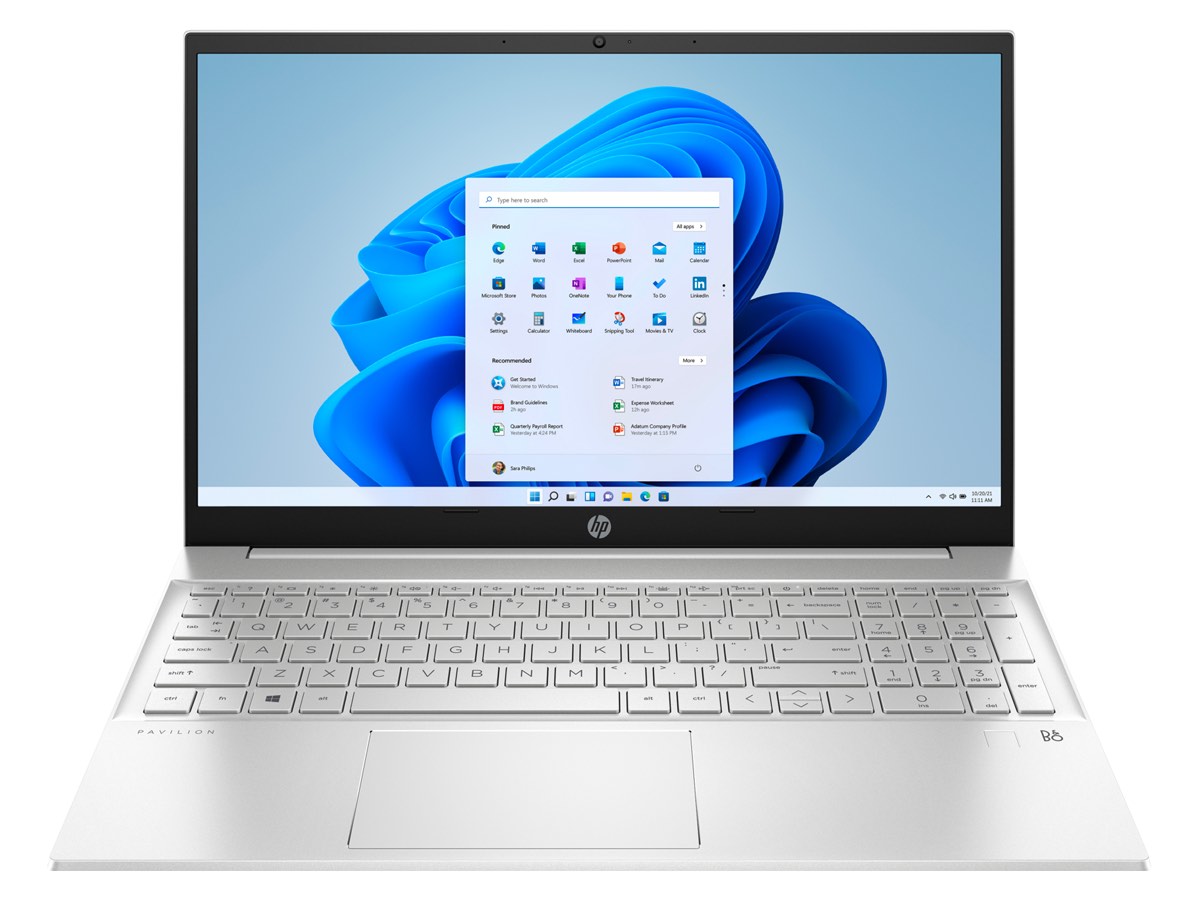 Ângulo frontal do laptop HP Pavilion de 15 polegadas contra um fundo branco.