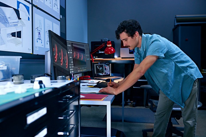 Un uomo usa un monitor USB-C HP Z32k G3 4K.