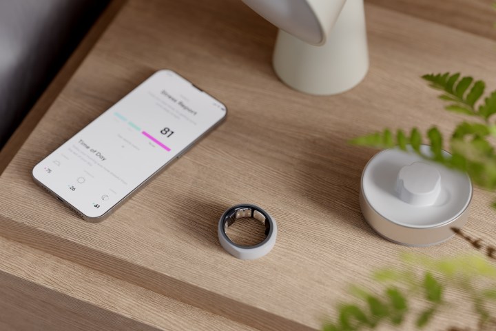 Happy Ring y cargador, visto con un concepto de la app.