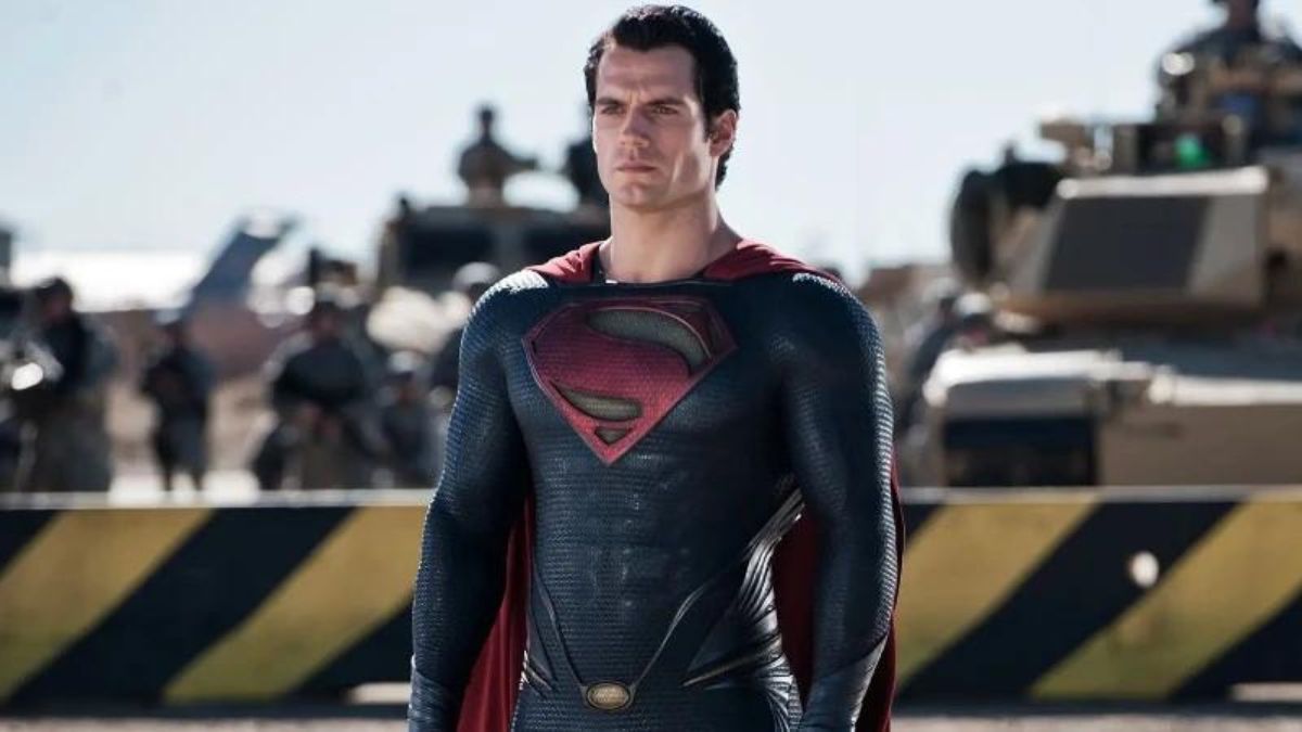 Superman em frente ao Exército dos EUA em Homem de Aço.