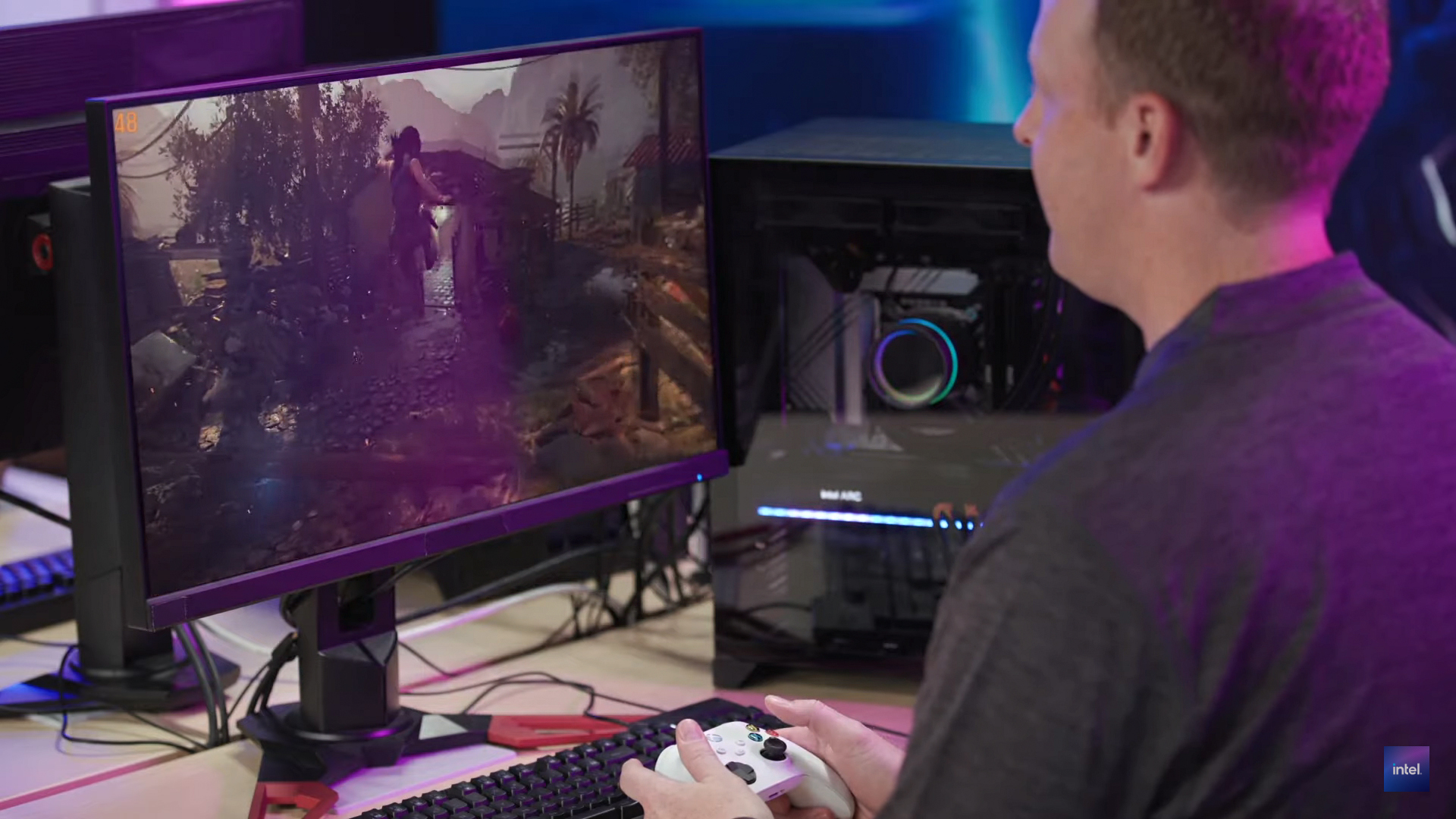 Intel Arc 演示：Ryan Shrout 在游戏 PC 上玩《古墓丽影：暗影》。