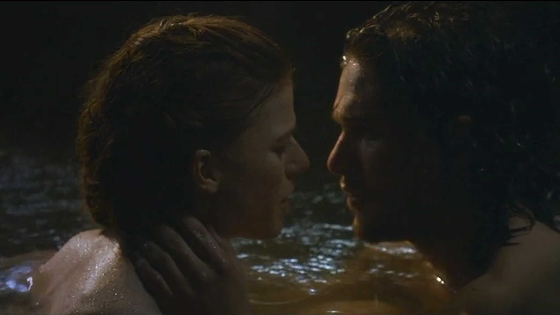 Ygritte e Jon tomando banho juntos em uma caverna.