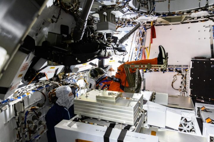 Uma visão de Moonikin “Campos” preso em um assento dentro do módulo da tripulação Artemis I Orion no topo do foguete do Sistema de Lançamento Espacial em High Bay 3 do Edifício de Montagem de Veículos no Centro Espacial Kennedy da NASA, na Flórida, em 3 de agosto de 2022.