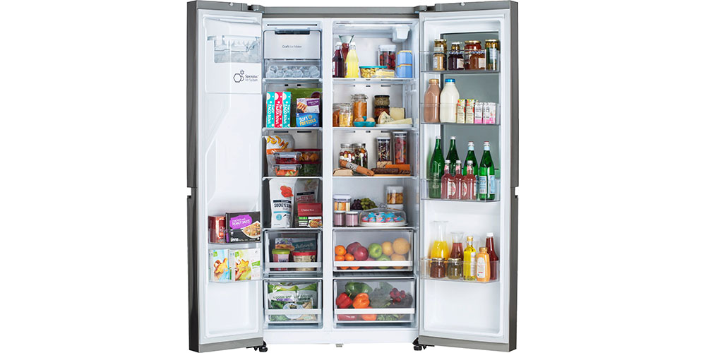 Geladeira inteligente LG Side-by-Side aberta para exibir o conteúdo dos alimentos e em um fundo branco.