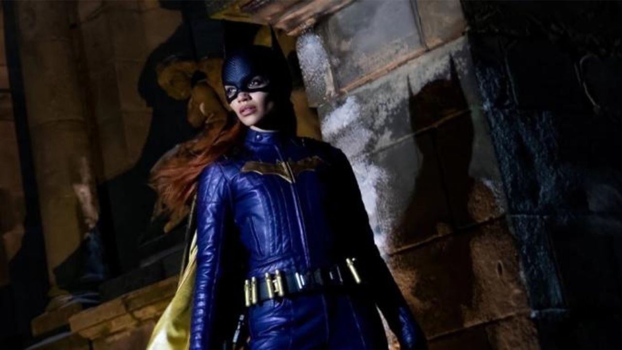 Batgirl olhando para longe.