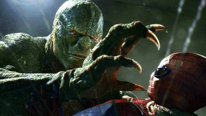 Lizard subdues Spider-Man in The Amazing Spider-Man.