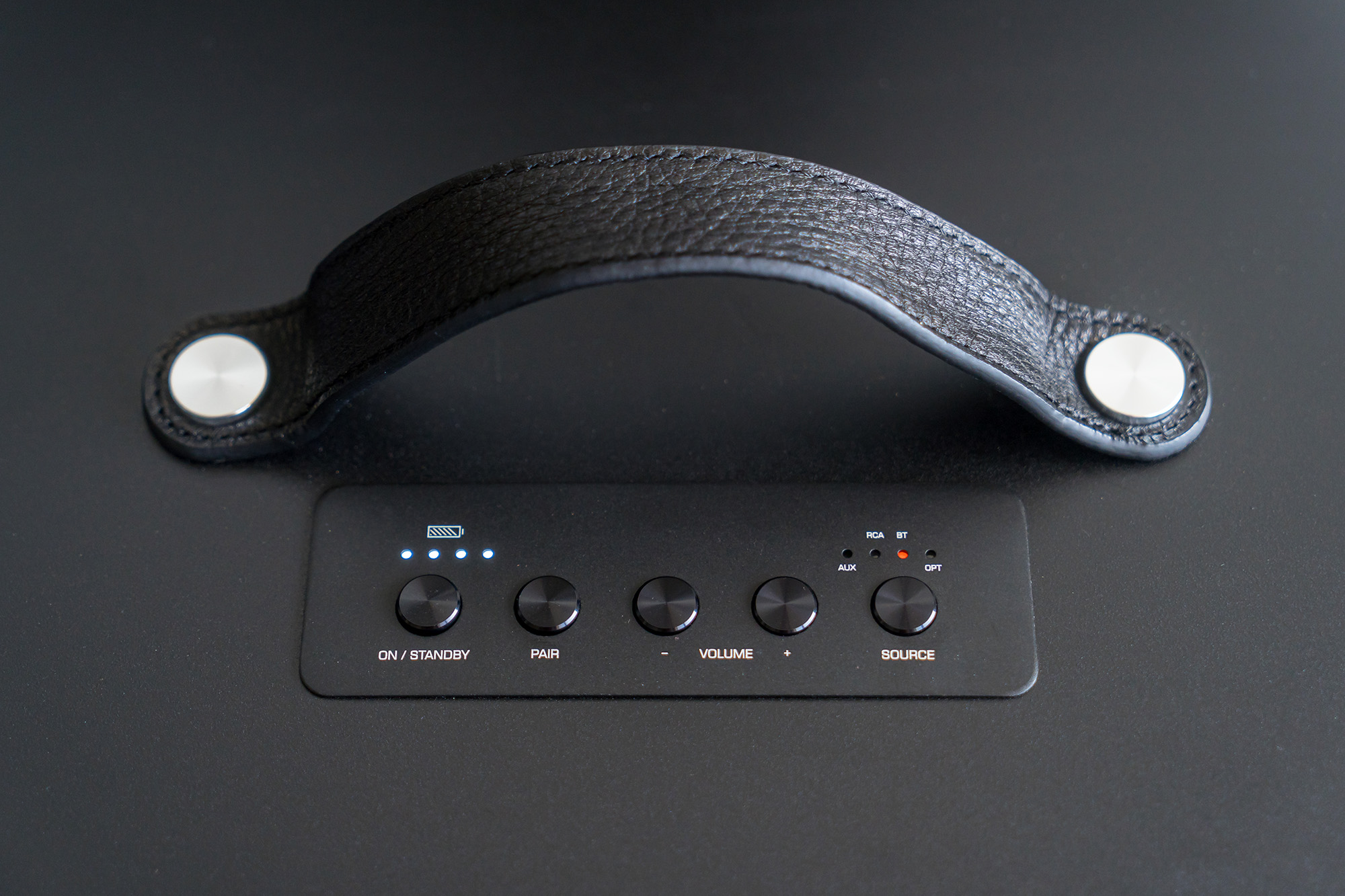 Vista de los botones en la parte superior del Monoprice Soundstage 3 Portable.
