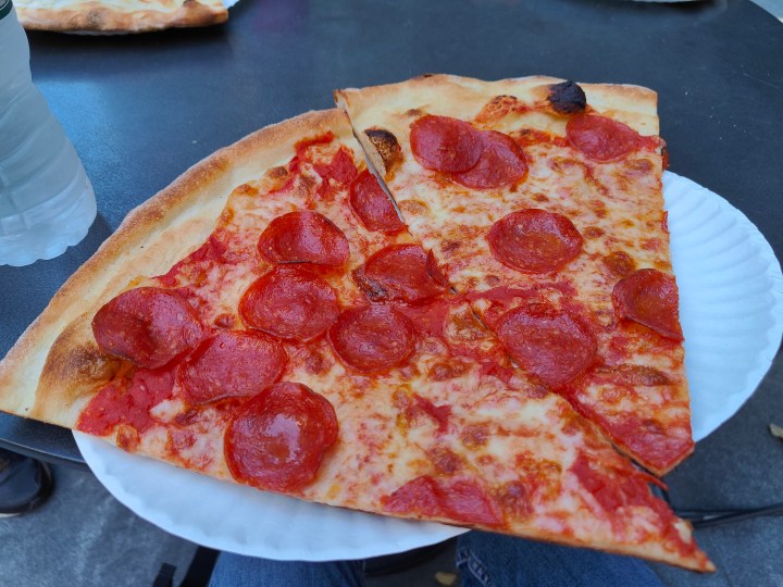 Foto della pizza scattata con OnePlus 10T