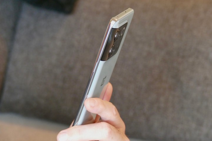 Il lato del OnePlus 10T, che mostra la fotocamera.