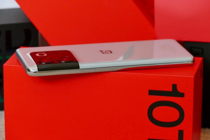 Il lato di OnePlus 10T che mostra il tasto di accensione.