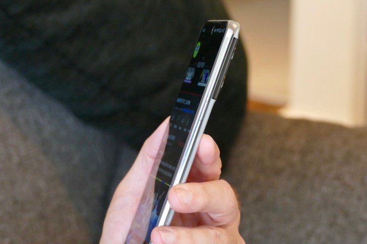 Il lato di OnePlus 10T che mostra lo schermo.