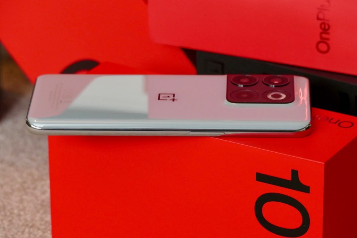Il lato di OnePlus 10T che mostra il tasto del volume.