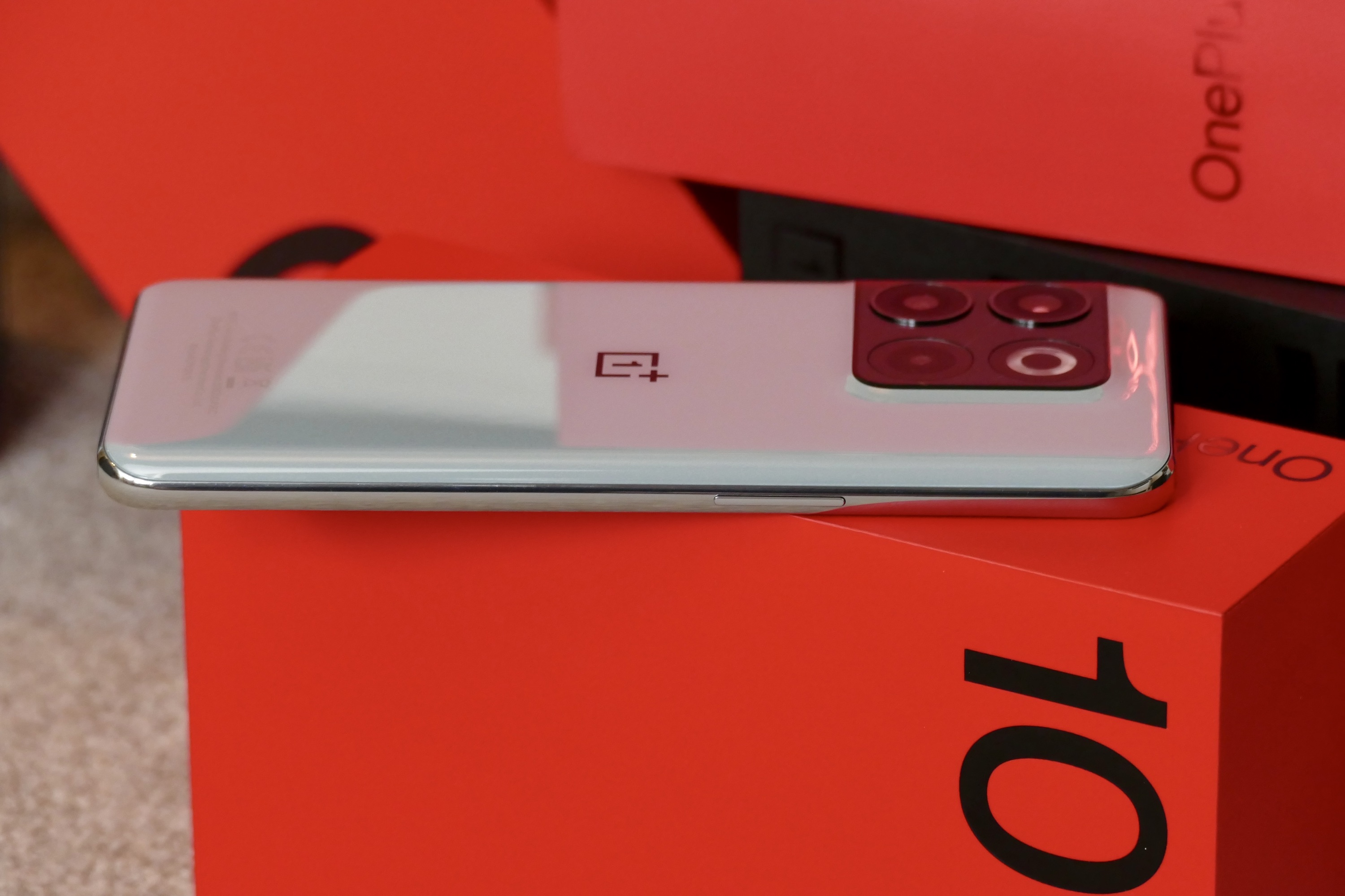 The side of the OnePlus 10T showing the volume key.