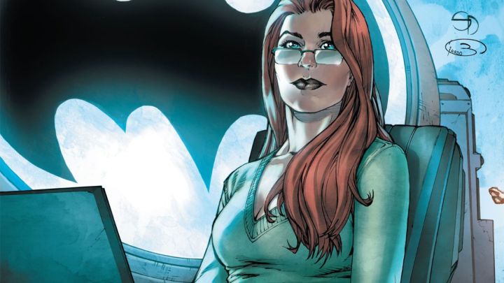 Oracle sonriendo con el Bat-Signal detrás de ella en DC Comics.