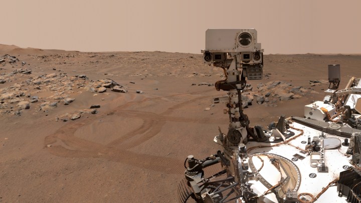Il rover Perseverance Mars ha scattato questo selfie il 10 settembre 2021 - sol 198 della missione - nel cratere Jezero dopo aver scavato una roccia chiamata "Rochette".