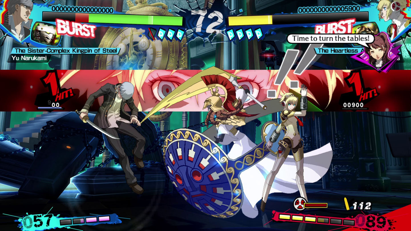 Dois personagens lutam em Persona 4 Arena Ultimax.