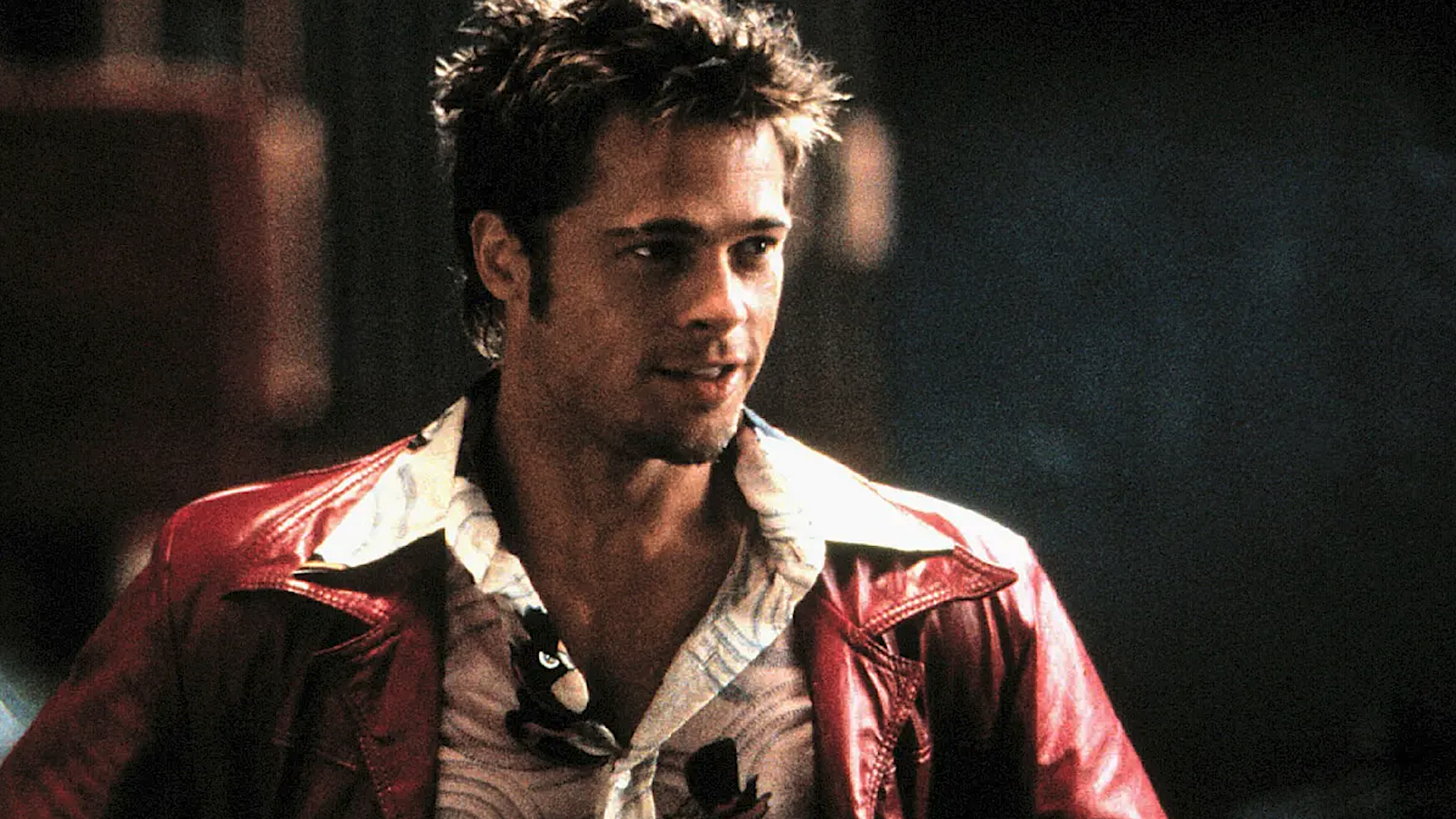 Brad Pitt vestindo jaqueta de couro vermelha em Clube da Luta