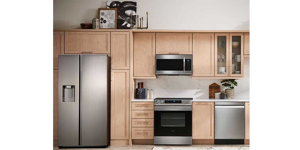 Geladeira Samsung Side-by-Side colocada em uma cozinha ao lado de outros eletrodomésticos.