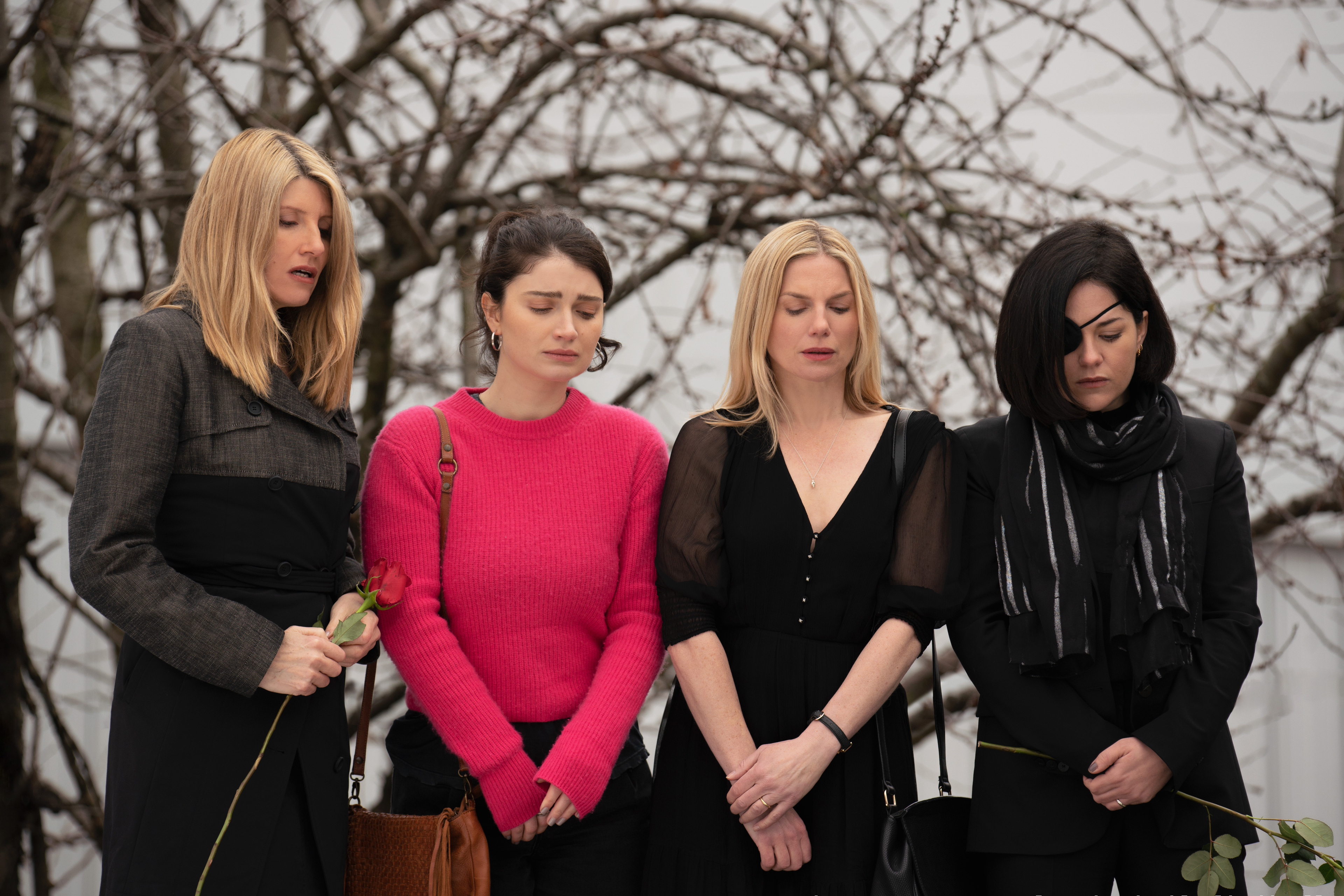 Sharon Horgan, Eve Hewson, Eva Birthistle y Sarah Greene junto a un árbol en Bad Sisters de Apple TV+.