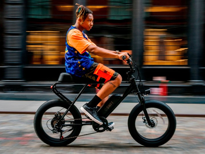Быстрый электронный велосипед с наездником, развлекающимся на скорости.