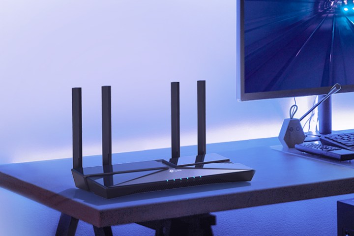 Un router TP Link Archer AX3000 Wi-Fi 6 en un escritorio