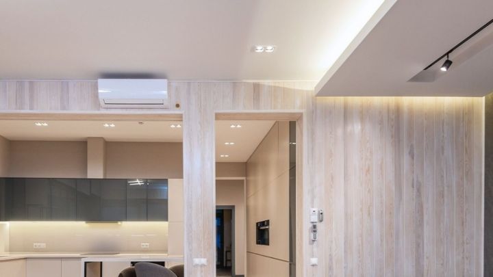Fita de luz LED TP-Link instalada em uma casa moderna.