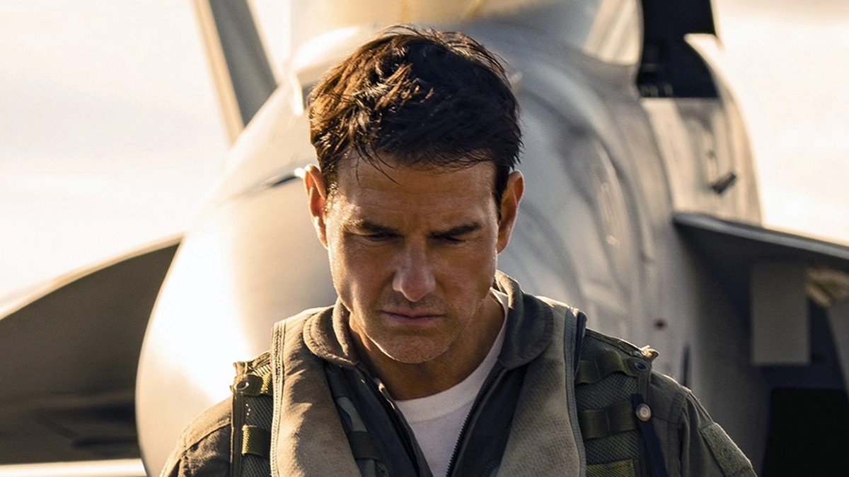 Tom Cruise mira hacia abajo en Top Gun: Maverick.