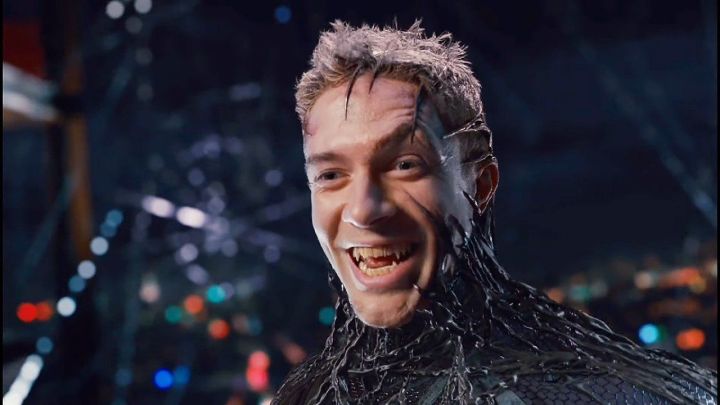 Eddie Brock lächelt schelmisch in Spider-Man 3.