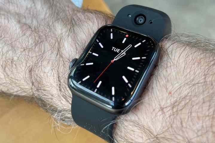 Persona che indossa Apple Watch con fotocamera Wristcam.