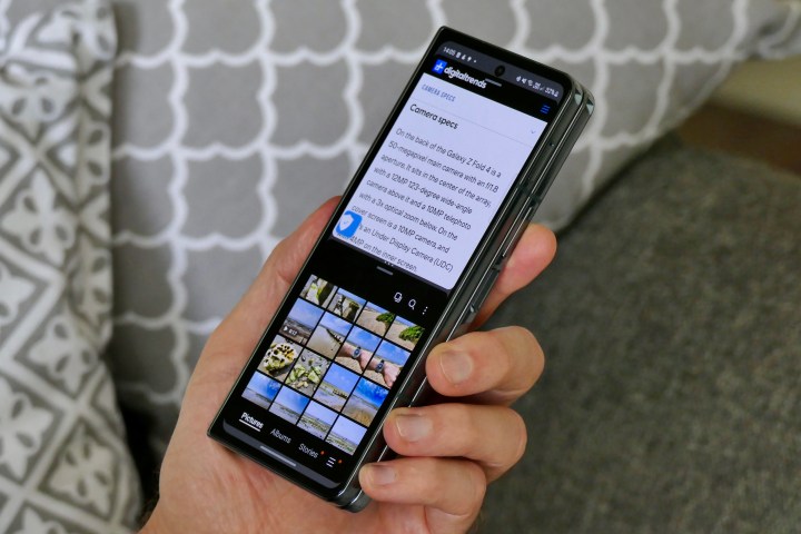 چندوظیفگی روی جلد صفحه نمایش Galaxy Z Fold 4.