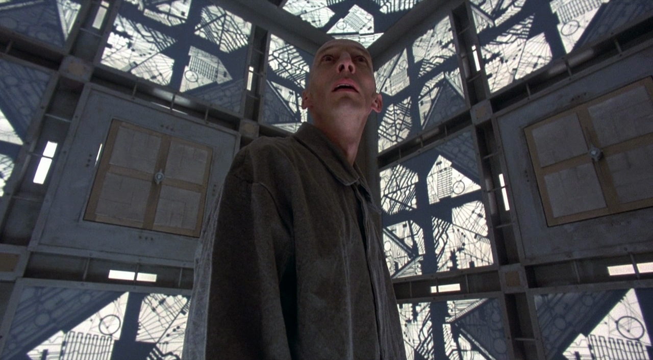 Um prisioneiro acorda dentro de um cubo gigante no filme de 1997 Cube