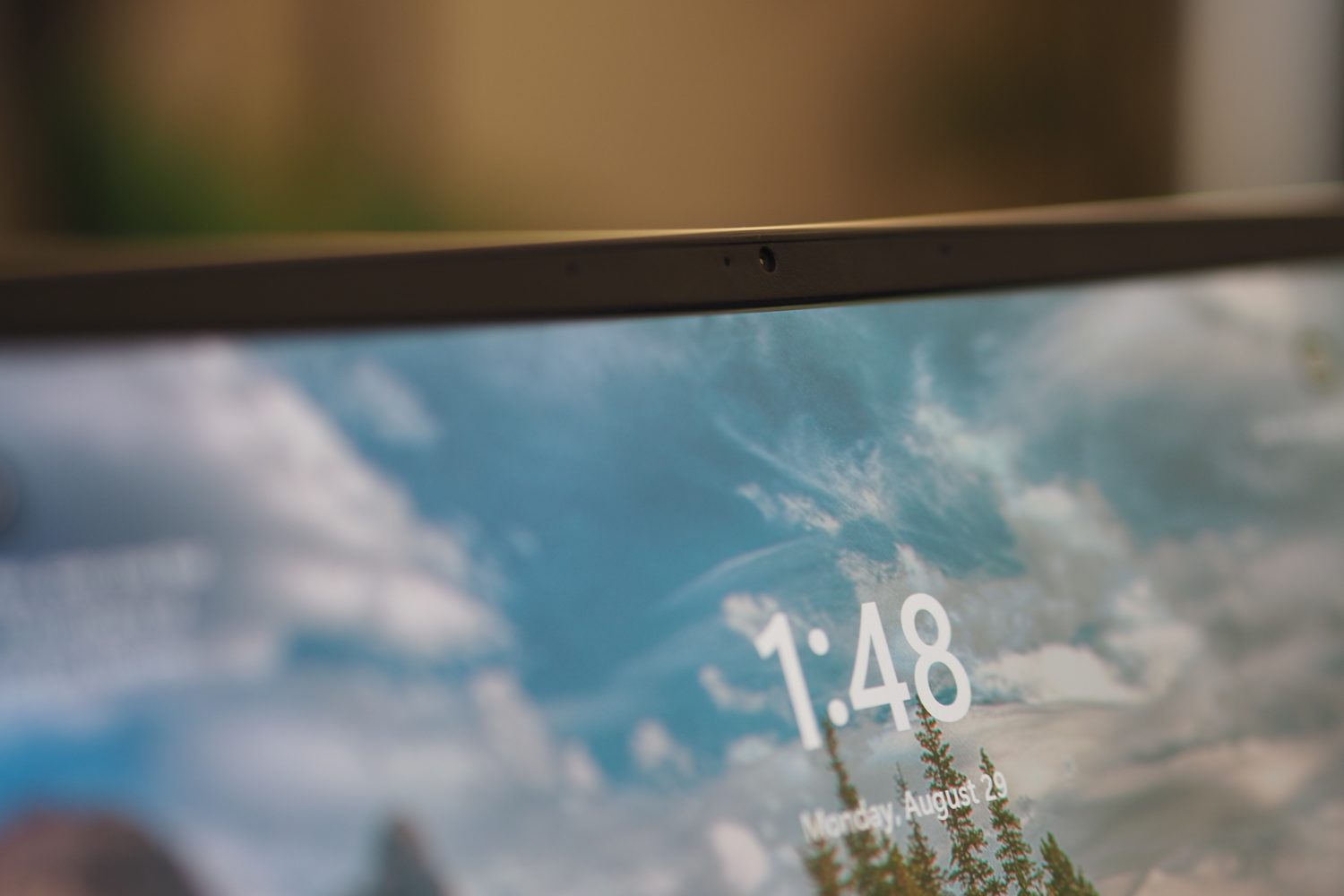 Vista frontal do Acer Swift 3 OLED mostrando a webcam.