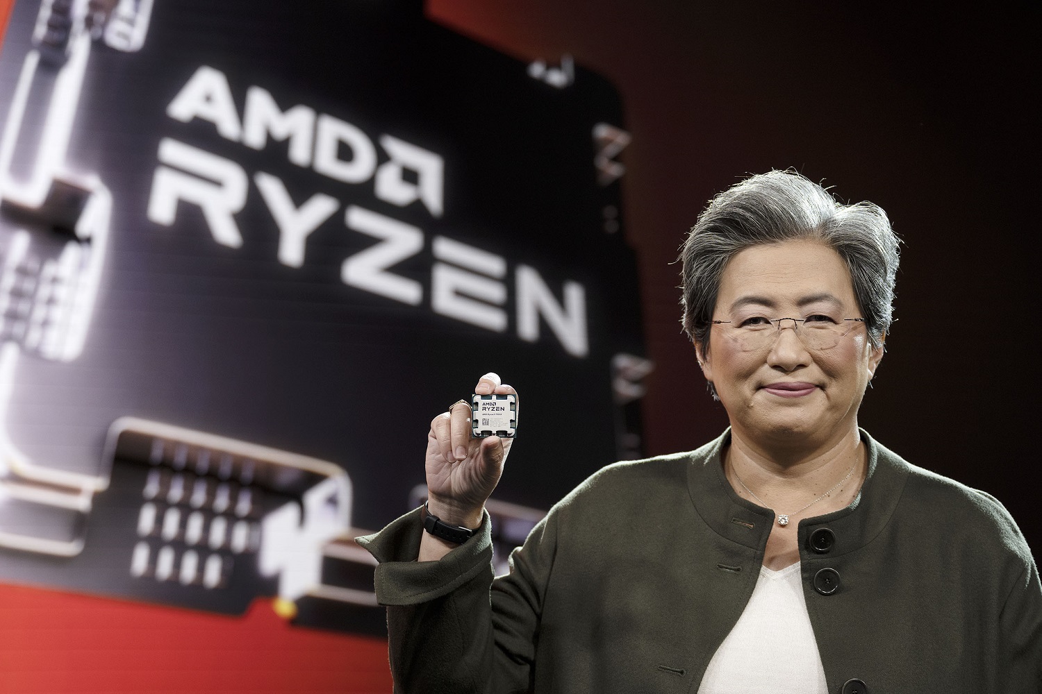 AMD CEO holding a Ryzen 7000 processor.