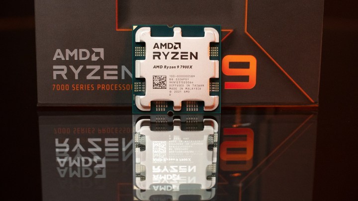Ryzen 9 7900X در کنار یک جعبه قرار گرفته است.