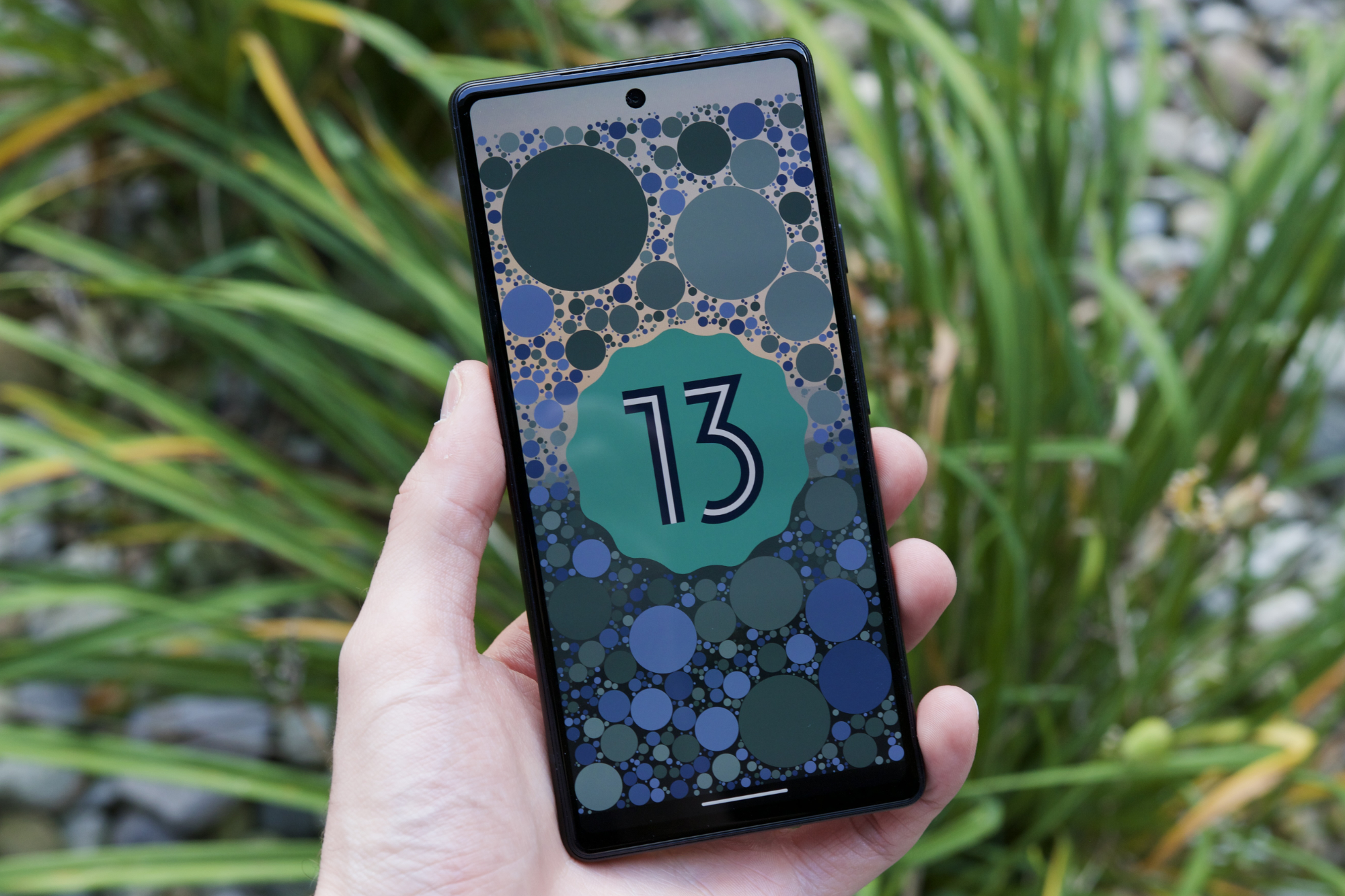 Android 13-Logo auf einem Google Pixel 6a.