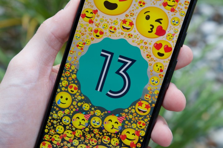 Логотип Android 13 на Google Pixel 6a.