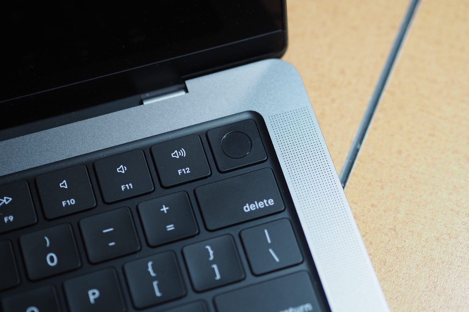 O botão liga/desliga do Touch ID no M1 Pro MacBook Pro.