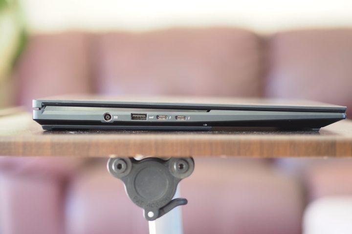 Asus ZenBook Pro 16X vista laterale sinistra che mostra le porte.